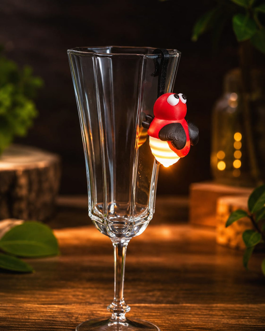 Glasanhänger „Irmchen“ – Das leuchtende Glühwürmchen für dein Lieblingsglas ✨